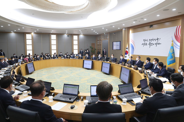 (세종=뉴스1) 안은나 기자 = 윤석열 대통령이 26일 정부세종청사에서 첫 정식 국무회의를 주재하고 있다. (대통령실사진기자단) 2022.5.26/뉴스1