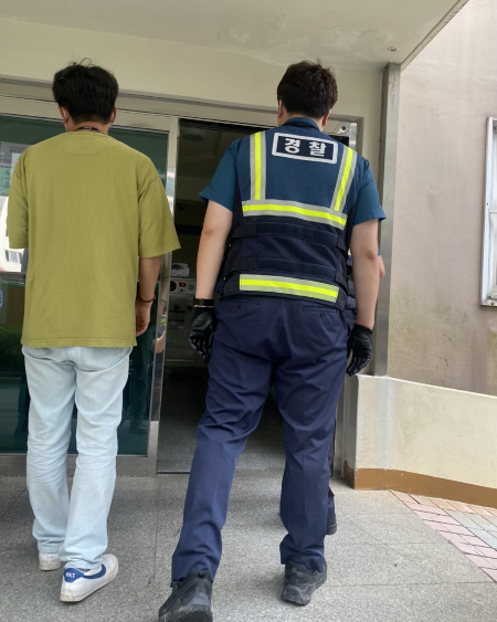 학대 제보가 들어온 견주의 집으로 향하는 부산 해운대구청 공무원(왼쪽)과 경찰(오른쪽). 그러나 초인종을 누르고 문을 두드려도 응답이 없었고, 할 수 있는 것 역시 아무것도 없었다./사진=남형도 기자