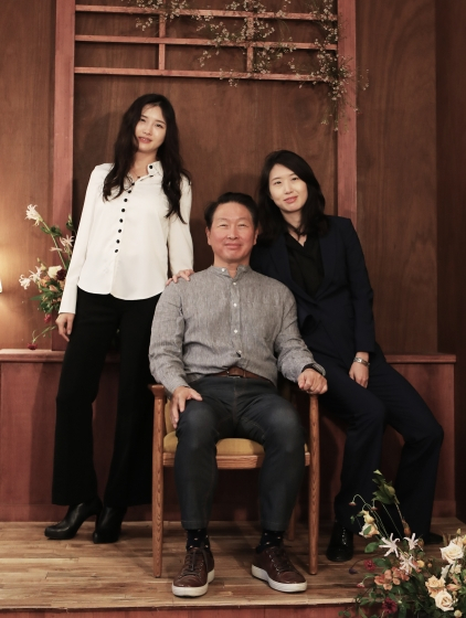 최태원 SK그룹 회장(사진 가운데)이 지난 2020년 전북 군산의 창업지원센터 ‘로컬라이즈 타운’을 방문해 청년 창업가들과 만났을 때 장녀 최윤정 씨(왼쪽), 차녀 최민정 씨(오른쪽)도 동행한 것으로 알려졌다./사진=머니투데이DB