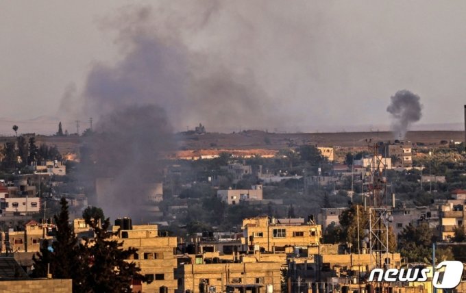 팔레스타인 가자 지구에서 이스라엘 군의 공습으로 곳곳서  연기가 치솟고 있다.  (C) AFP=뉴스1  