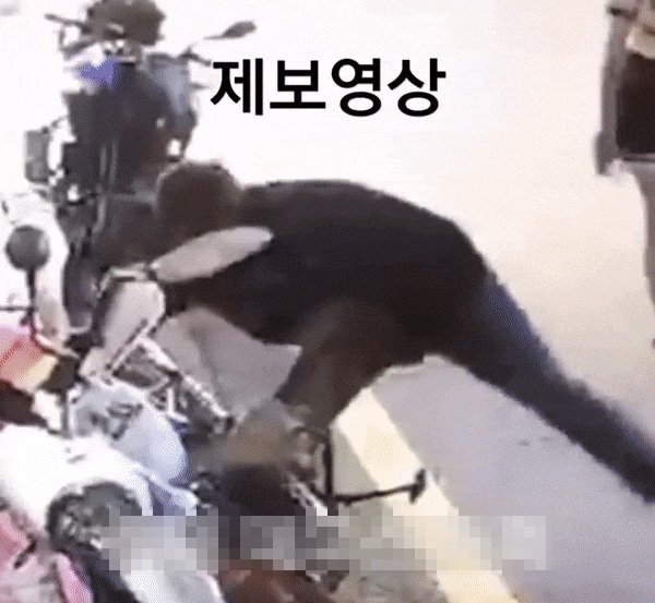 한 남성이 길에 세워진 남의 오토바이에 기대다 넘어지자 일으켜 세우려고 하는 모습 /사진=유튜브