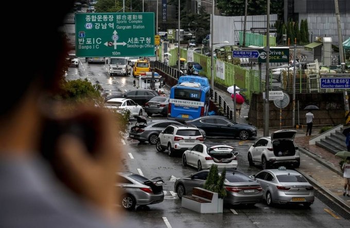 [서울=뉴시스] 정병혁 기자 = 전 날 내린 많은 비로 서울 도로 곳곳이 침수된 9 일 서울 서초구 서초대로에 전날 비로 침수된 차들이 도로에 엉켜있다. 2022.08.09.