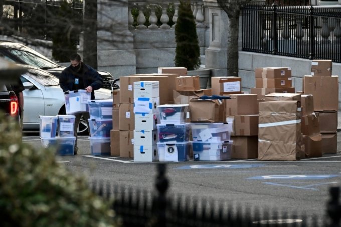 지난 2021년 1월 도널드 트럼프 전 미국 대통령 퇴임 당시 백악관 오피스동에서 챙겨 나온 상자들. /ⓒ로이터=뉴스1