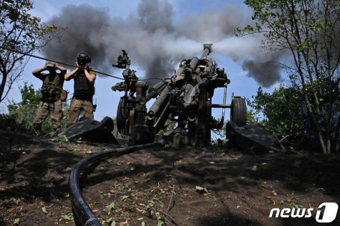 1일(현지시간) 우크라이나 하르키우 전선에서 병사가 미제 M777 곡사포를 러시아 군을 향해 발사를 하고 있다.  