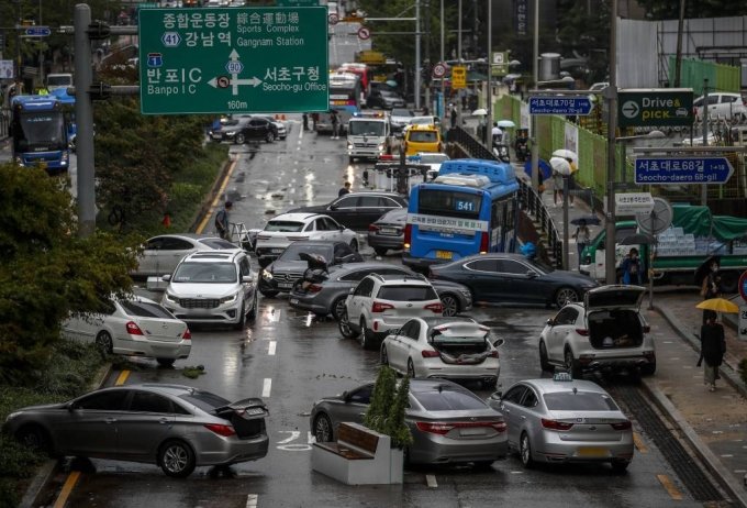 많은 비로 서울 도로 곳곳이 잠긴 9일, 서초구 서초대로에 전날 침수된 차들이 도로에 엉켜있는 모습./사진=뉴시스