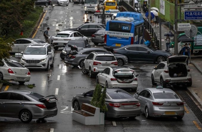  8일 내린 많은 비로 서울 도로 곳곳이 침수된 9일 서울 서초구 서초대로에 전날 비로 침수된 차들이 도로에 엉켜있다./사진=뉴시스