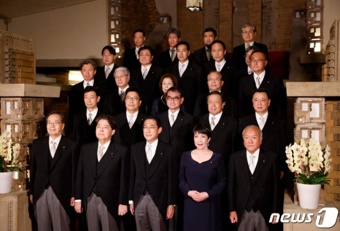 (東京 AFP=ニュース1) うどん人記者 = 長いフミオ日本総理が 10日 (現地時間) 東京総理官邸で新しい内閣閣僚たちと記念撮影をしている.   c。 AFP=ニュース1  Copyright (C) ニュース1. All rights reserved. 無断転載及び再配布禁止.
