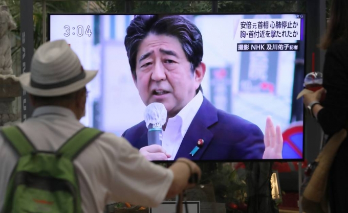 [ソウル=ニューシース] 金金宝記者 = 8日午後仁川国際空港第1ターミナルで利用客たちがAbe信條の前日本総理被襲関連ニュースを見ている. 2022.07.08.