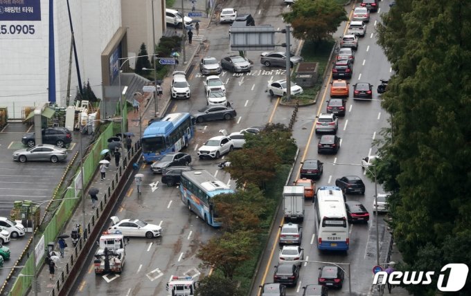 9일 오전 서울 서초구 서초동 진흥아파트 앞 서초대로에 전날 쏟아진 폭우에 침수, 고립된 차량들이 뒤엉켜 있다 /사진=뉴스1 