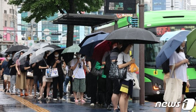 (서울=뉴스1) 수도권과 중부지방을 중심으로 폭우가 내린 다음 날인 9일 서울 관악구 서울대입구역 인근 버스 정류장에서 시민들이 버스를 타기 위해 대기하고 있다.   전날 내린 폭우로 선로 일부가 물에 잠기며 지하철 일부 노선 운영이 중단돼 서울 시내 곳곳에서는 지하철 대신 버스를 타기 위해 인파가 몰렸다.