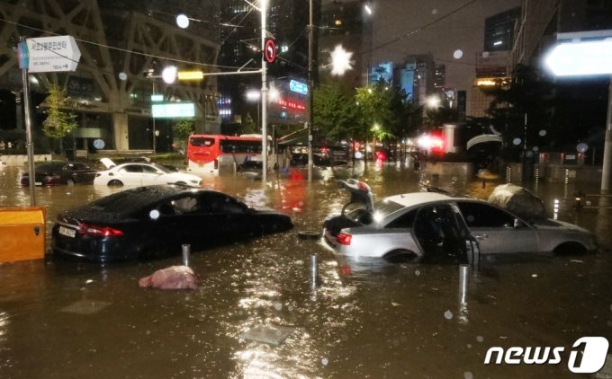 8일 서울 서초구 진흥아파트 인근 도로가 침수돼 차량이 물에 잠겨 있다./사진=뉴스1