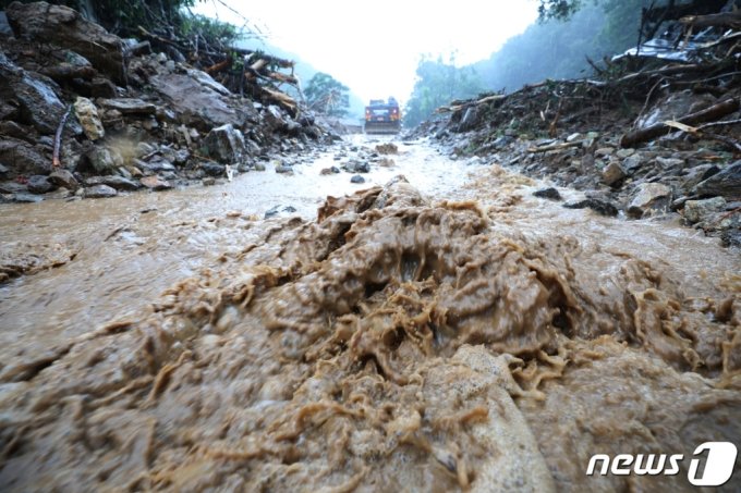 9일 오후 경기 광주시 남한산성면 남한산성로 일대에 산사태가 발생해 토사가 흘러들어 도로가 통제되고 있다. /사진=뉴스1