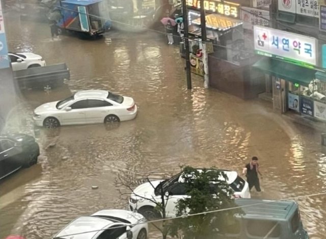 9일 경기도 의정부 용현동의 한 도로가 물에 잠겨 있다. /사진=온라인 커뮤니티 