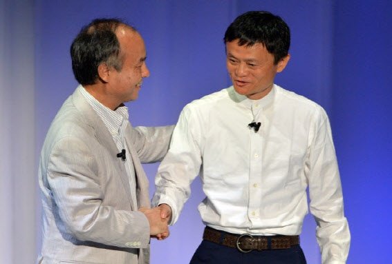 손정의(왼쪽) 소프트뱅크 회장과 마윈 알리바바 창업자가 2014년 7월 15일 일본 도쿄에서 열린 소프트뱅크 월드 2014년 포럼에서 악수를 하고 있다. /AFP=뉴스1
