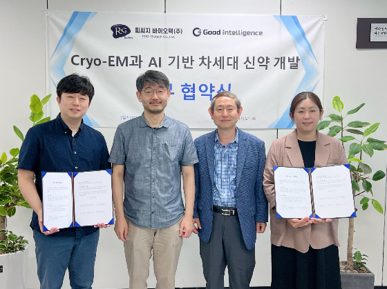 (사진 왼쪽부터)허승룡 굿인텔리전스 소장, 이주영 굿인텔리전스 대표, 이원태 피씨지바이오텍 대표, 윤지혜 피씨지바이오텍 소장이 AI 신약 개발 공동 연구 협약을 맺고 기념 촬영 중이다/사진제공=굿인텔리전스