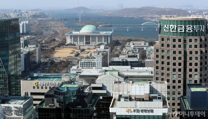 17일 서울 여의도 국회의사당과 증권사 전경. /사진=이기범 기자 leekb@