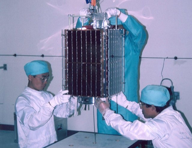 우리나라 최초의 인공위성 &#039;우리별 1호&#039;를 제작하고 있는 당시 KAIST(한국과학기술원) 연구원들. / 사진제공=KAIST(한국과학기술원)