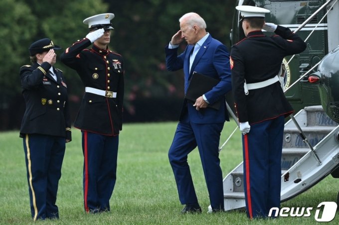 2021년 8월 16일(현지시간) 조 바이든 미국 대통령이 아프가니스탄 사태 관련 대국민 연설을 위해 여름휴가 도중 미 백악관으로 복귀하고 있다. /AFPBBNews=뉴스1