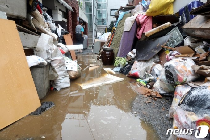  11일 오전 서울 관악구 신사동 저지대 침수 주택가 골목에 수해로 발생된 쓰레기들이 쌓여있다./사진=뉴스1