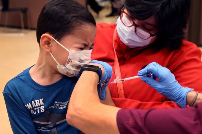 영국과 미국, 이스라엘 등에서 소아마비 바이러스가 검출돼 보건 당국에 비상이 걸렸다. 사진은 코로나19 백신을 맞는 한 어린이 모습/ⓒAFP=뉴스1 