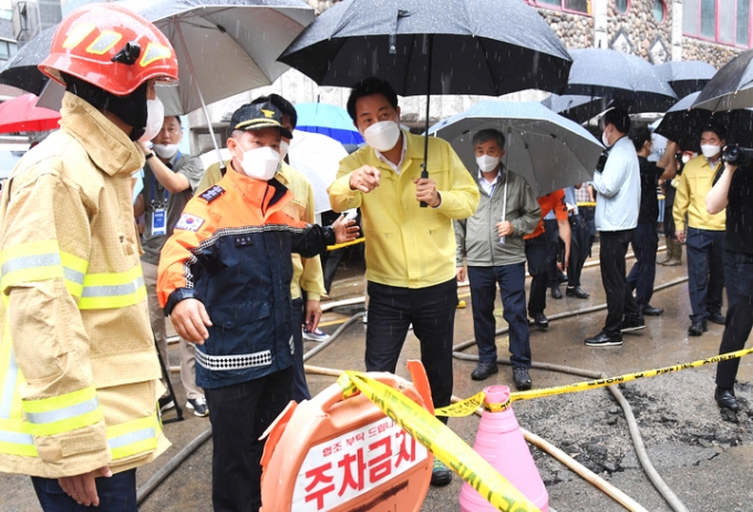 오세훈(가운데) 서울시장이 지난 9일 서울 관악구 신림동 수해현장을 찾아 상황을 점검하고 있다. /사진=뉴시스