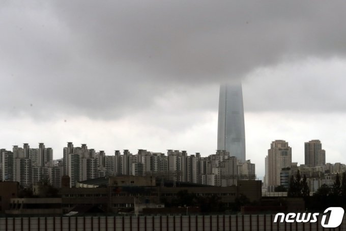 지난 11일 오전 서울 송파구 일대 하늘에 비구름이 낮게 깔려 있다. /사진=뉴스1