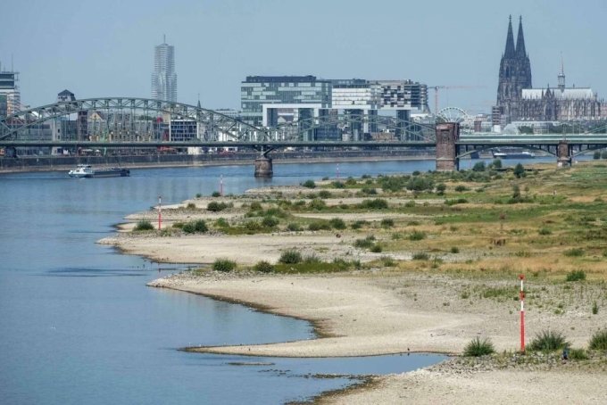 독일 쾰른 인근을 흐르는 라인강이 가뭄으로 수위가 낮아져 많은 배들이 통행하기 어려울 정도로 많은 강 바닥을 드러내 보이고 있다. /AP=뉴시스