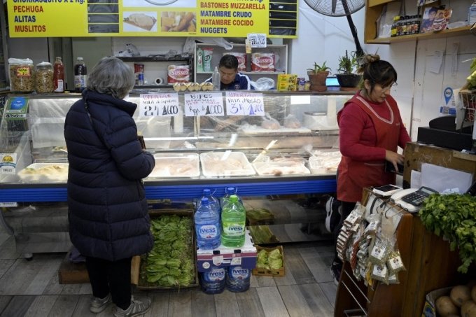 9일(현지시간) 아르헨티나 부에노스아이레스의 한 식료품 매장에서 시민들이 물건을 사고 있다. /사진=AFPBBNews=뉴스1
