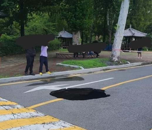 12일 낮 12시께 대전 대덕구 한남대 캠퍼스 내부 도로에서 지름 1.5m, 깊이 1.5m 규모의 싱크홀이 발생했다./사진=뉴시스(페이스북 新 한남대 대신 전해드립니다 갈무리)