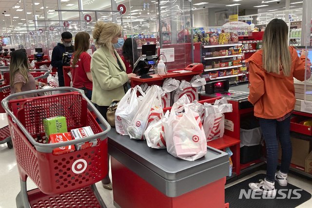 미국 캘리포니아의 한 할인점에서 소비자들이 쇼핑을 하고 있다. /ⓒAP=뉴시스