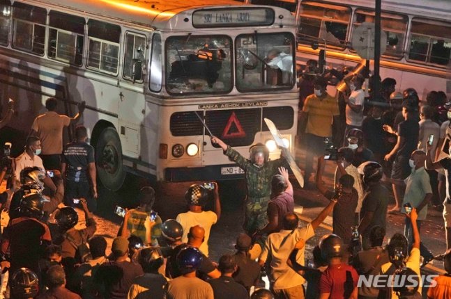 [콜롬보=AP/뉴시스] 3월 31일(현지시간) 스리랑카 콜롬보 외곽에 있는 스리랑카 대통령 사저 밖에서 한 경관이 시위대를 해산하려 하고 있다. 스리랑카 경찰은 대통령 관저 근처에서 경제 위기 항의 시위를 벌이는 시위대 수백 명을 해산하기 위해 최루탄과 물대포를 발사했고 일대에 통행금지령을 내렸다. 2022.04.01.
