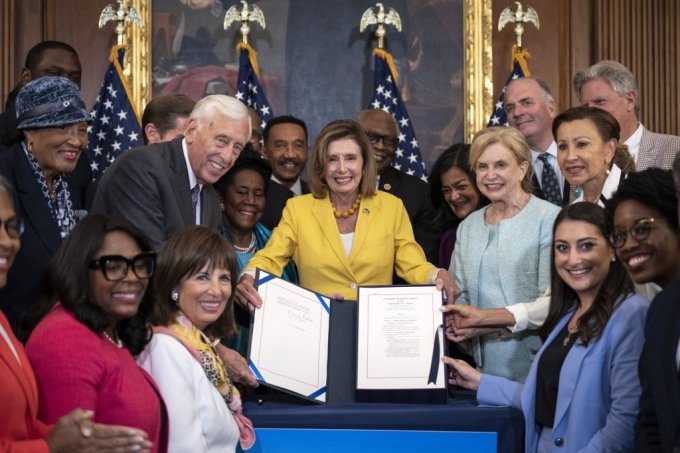 낸시 펠로시(가운데) 미국 하원의장이 12일(현지시간) 워싱턴 국회의사당에서 인플레감축법 통과를 서명한 뒤 의원들과 축하하고 있다. /ⓒAFP=뉴스1