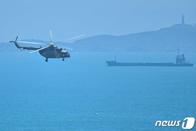 지난 4일 대만과 인접한 중국 남부 푸젠성 핑탄섬 인근에서 중국의 군용 헬기가 지나가고 있다. 중국군은 이날 낮 낸시 펠로시 미국 국회의장의 대만 방문에 항의하는 차원에서 사실상 대만을 포위하는 군사훈련을 시작했다. /AFPBBNews=뉴스1