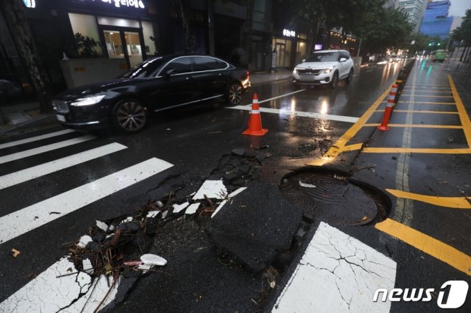 폭우가 이어진 지난 9일 서울 서초구 서초동의 도로가 파손돼 있는 모습. /사진=뉴스1