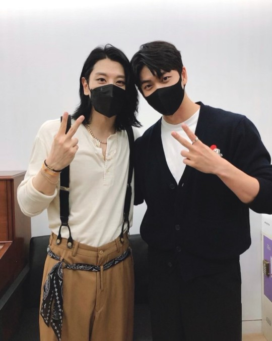 가수 박효신(왼쪽)과 배우 강태오. /사진=강태오 인스타그램