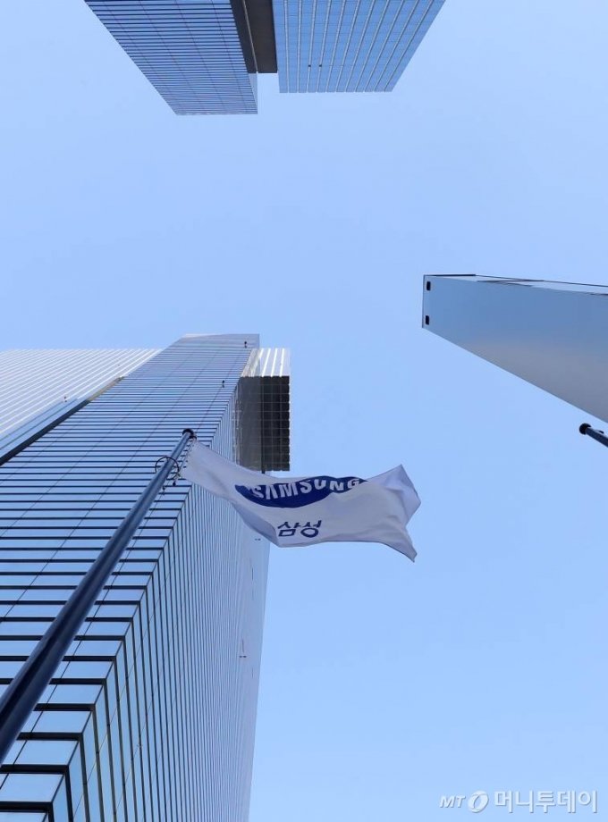  서울 삼성전자 서초사옥 깃발이 바람에 펄럭이고 있다. /사진=김창현 기자 chmt@
