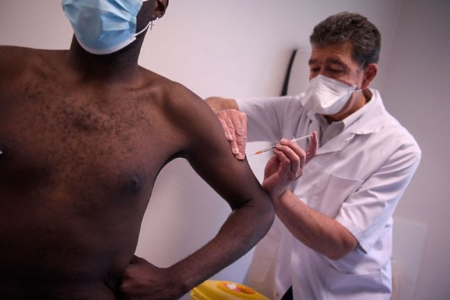 프랑스 파리의 한 백신센터에서 한 남성이 원숭이두창 백신을 맞고 있다.  /ⓒAFP=뉴스1