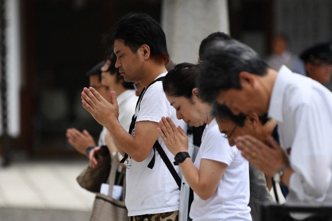 일본 국민들이 야스쿠니 신사를 찾아 기도하고 있다./ⓒAFP=뉴스1