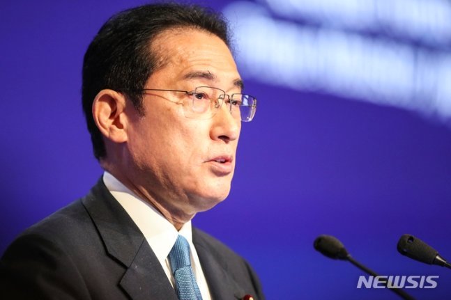 [샹그릴라=AP/뉴시스] 기시다 후미오 일본 총리가 10일 싱가포르 샹그릴라에서 열린 아시아안보포럼(샹그릴라 대화)에서 기조연설을 하고 있다.