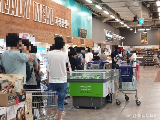 15일 오전 11시 서울 노원구 홈플러스 중계점에서 '당당치킨'이 판매되고 있다. 이날은 말복을 맞아 원가(6990원)보다 1000원 내린 5990원에 치킨이 판매됐다. 이에 치킨 구매를 위해 긴 줄이 늘어섰다. /사진=이재은 기자