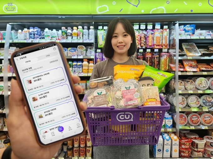편의점 CU에서 고객이 구독쿠폰을 사용하고 있다. /사진=BGF리테일