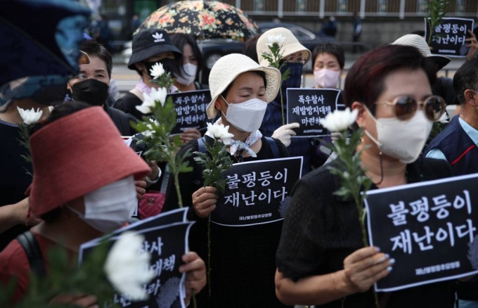 재난불평등추모행동 회원들이 16일 서울 용산구 대통령 집무실 앞에서 '불평등이 재난이다' 폭우참사 희생 취약계층 추모주간 선포 기자회견을 하고 있다. 2022.08.16. /사진=뉴시스