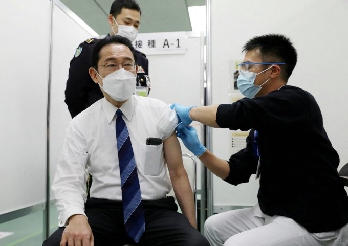 코로나19 백신 부스터샷을 접종하고 있는 기시다 후미오 일본 총리/ⓒAFP=뉴스1