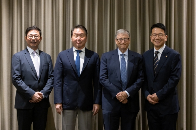 16일 빌 게이츠 빌앤멜린다게이츠재단 공동 이사장(오른쪽 두번째)과 최태원 SK그룹 회장(오른쪽 세번째), 최창원 SK디스커버리 부회장(오른쪽 끝), 안재용 SK바이오사이언스 사장(왼쪽 끝)이 서울 여의도 콘래드호텔에서 만나 글로벌 공중 보건 증진 등을 위한 협력 방안을 논의하는 자리를 가졌다./사진제공=SK바이오사이언스