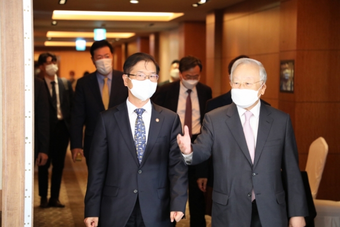 이정식 고용노동부 장관과 손경식 경총 회장./사진제공=경총