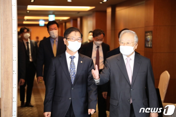 (서울=뉴스1) = 손경식 한국경영자총협회 회장(오른쪽)과 이정식 고용노동부 장관이 17일 서울 중구 롯데호텔에서 열린 주요 기업 인사담당책임자(CHO) 간담회에 참석하고 있다. (한국경영자총협회 제공) 2022.8.17/뉴스1 Copyright (C) 뉴스1. All rights reserved. 무단 전재 및 재배포 금지.