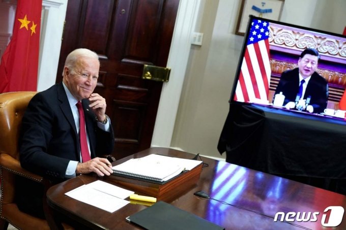 조 바이든 미국 대통령이 2021년 11월 15일(현지시간) 워싱턴 백악관에서 시진핑 중국 국가주석과 화상으로 정상회담을 하고 있다.   /AFPBBNews=뉴스1