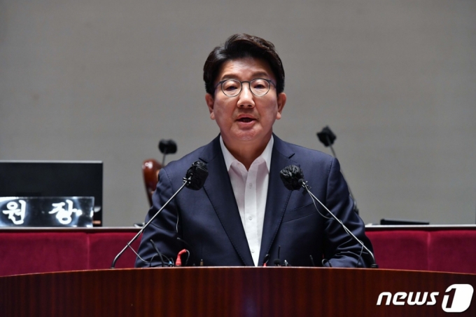 (서울=뉴스1) 이재명 기자 = 권성동 국민의힘 원내대표가 16일 오후 서울 여의도 국회에서 열린 의원총회에서 발언을 하고 있다. (공동취재) 2022.8.16/뉴스1 Copyright (C) 뉴스1. All rights reserved. 무단 전재 및 재배포 금지.