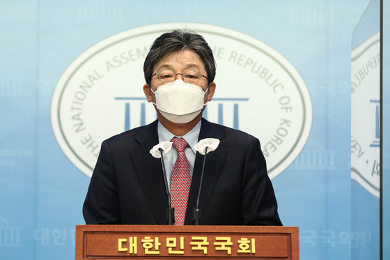 (서울=뉴스1) 유승관 기자 = 국민의힘 경기도지사 선거에 출마한 유승민 전 의원이 19일 오전 국회 소통관에서 기자회견을 열고 지지를 호소하고 있다. (공동취재) 2022.4.19/뉴스1