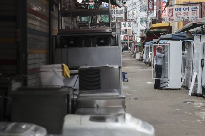 오후 서울 황학동 시장에서 가게 주인이 업소용 냉장고를 고치고 있다. /사진=뉴시스